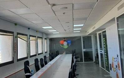 משרד משופץ בעיר התחתית עם נוף לים