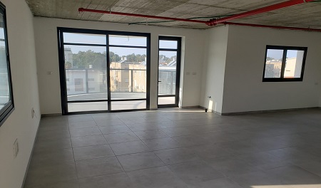 משרד יוקרתי עם מרפסת בקרית חיים